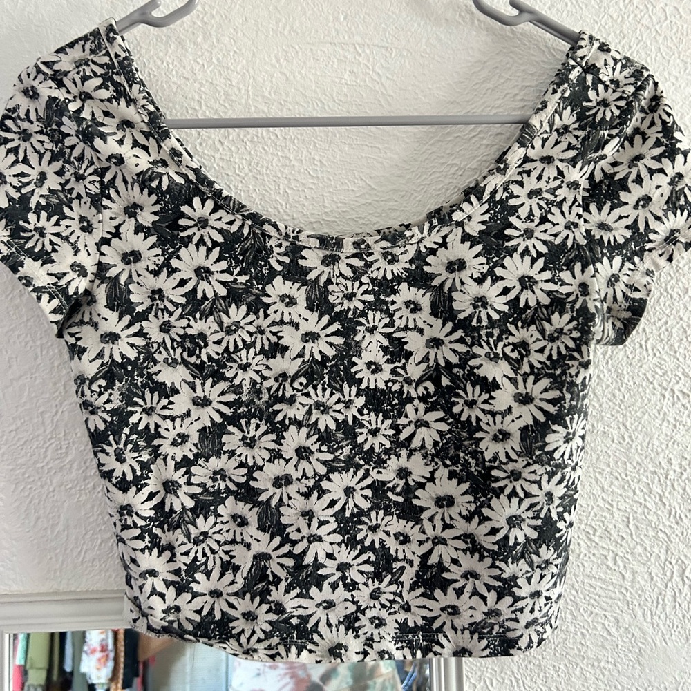 Black/White Floral Crop Top🖤🤍